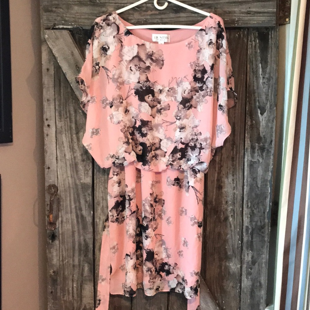 Beautiful spring or Easter short sleeve dress . Falls a little below the knee .